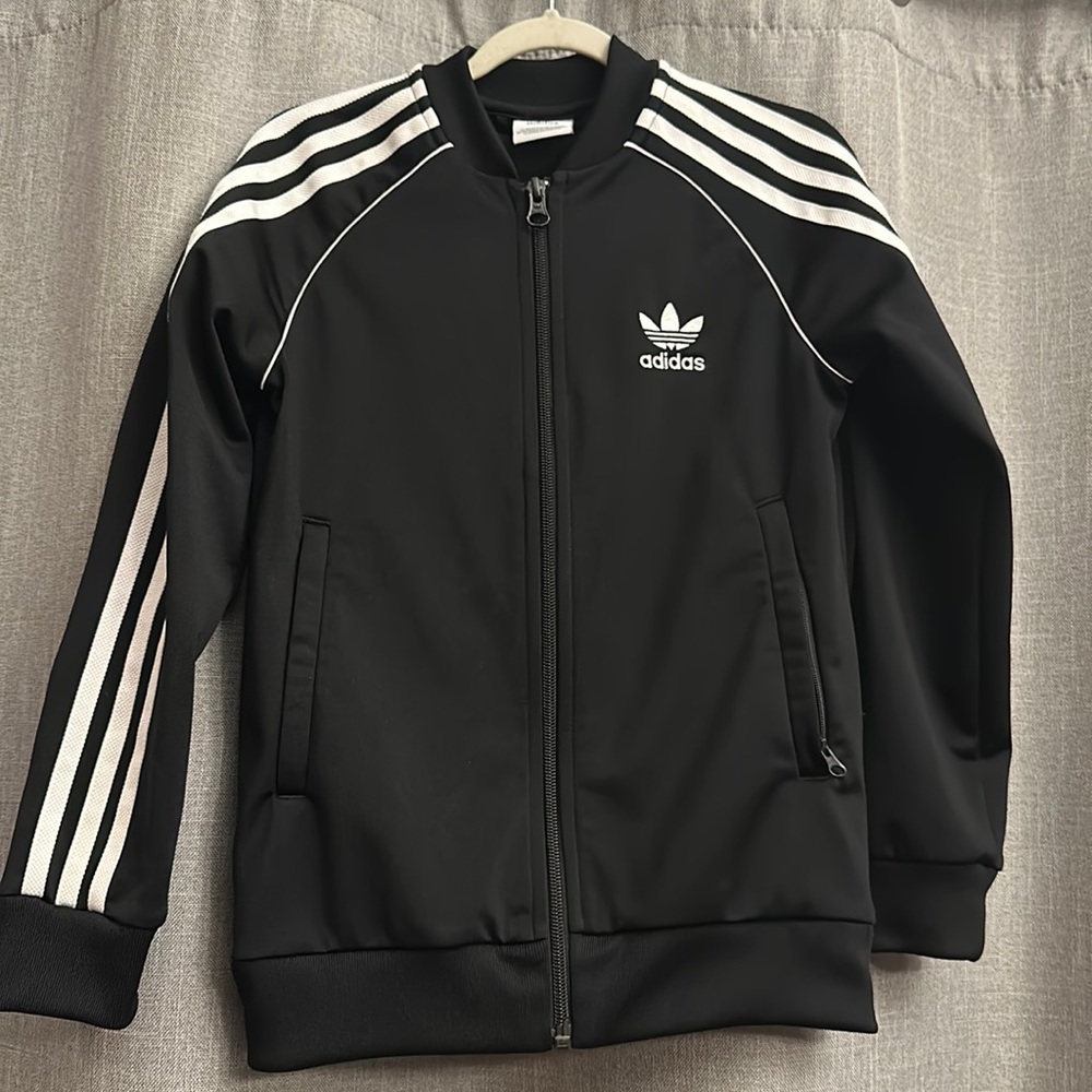 Kid’s Adidas black and white track zipper jacket. Great condition. Size 7-8Y